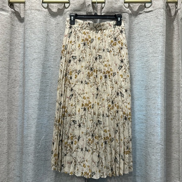 Max Studio Dresses & Skirts - 💞3/$50💞Max Studio Pleated Midi Skirt